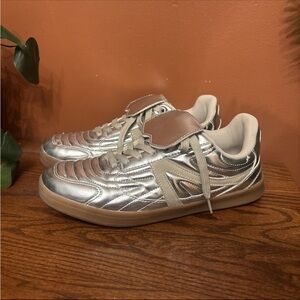 SOLD Trendy fashion retro classic Sneaker Silver white Size 9 women’s